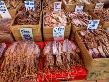 Bangkok, Tayland 'da bir sokak pazarı çok çeşitli kurutulmuş deniz ürünleri sergiliyor.