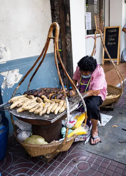 Γυναίκα Προετοιμασία Των Τροφίμων Του Δρόμου Στην Μπανγκόκ Ταϊλάνδη — Φωτογραφία Αρχείου