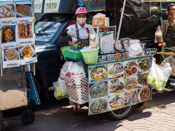 Γυναίκα Προετοιμασία Των Τροφίμων Του Δρόμου Στην Μπανγκόκ Ταϊλάνδη — Φωτογραφία Αρχείου
