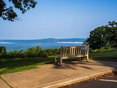 Öğleden sonra güneşiyle aydınlanan bank, Shenandoah Vadisi panoramasını sunuyor. Shenandoah Ulusal Parkı, Virginia, ABD 'deki Dickey Ridge Ziyaretçi Merkezi' nde yer alıyor..
