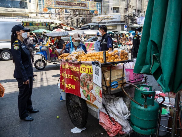 Hectic Bangkok Street Vibrante Venditore Cibo Una Signora Blu Sullo — Foto Stock