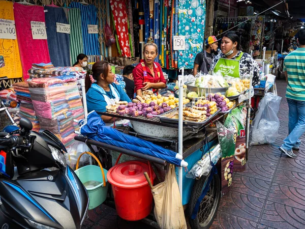 Mercado Callejero Bangkok Tailandia Con Comida Ropa Con Tres Mujeres —  Fotos de Stock