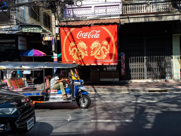 Tradizionale Tuk Tuk Che Guida Davanti Importante Cartello Coca Cola — Foto Stock