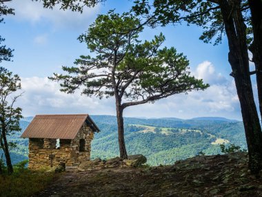 Küçük kulübe ve arka planında güzel manzarası olan bir çam ağacı Cranny Crow Overlook, Lost River State Park, Batı Virginia.