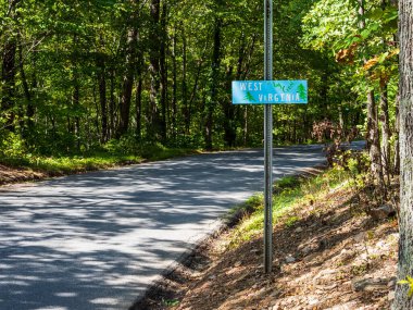 Batı Virginia 'yı işaret eden el yapımı, kırsal bir yol işareti. Virginia' dan giriş noktasını işaret ediyor..