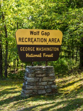 Wolf Gap Eğlence Alanı tabelası gururla duruyor George Washington Ulusal Ormanı 'nda, Batı Virginia ve Virginia arasındaki bölünmede..