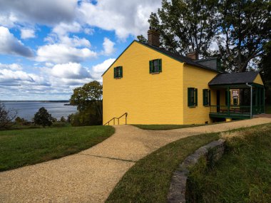 Fort Washington, Virginia 'daki canlı sarı ziyaretçi merkezi Potomac Nehri' ne bakıyor..