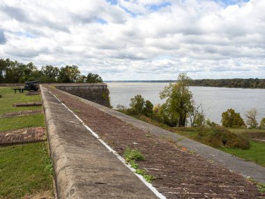 Fort Washington, Virginia 'nın sağlam duvarları, Potomac Nehri tarafından kuşatılmış, uzak mesafeden eski bir topla süslenmiş, dimdik ayakta duruyor..
