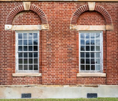 Virginia 'daki Fort Washington' daki karmaşık kırmızı tuğla cephesi büyüleyici pencerelerin simetrik düzeniyle övünüyor, büyüleyici bir mimari ahengi çağrıştırıyor..