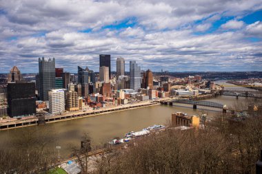 Washington dağından, Monongahela Nehri Pittsburgh şehir merkezini çerçeveler, PA güzel bir bahar gününde gökyüzü.