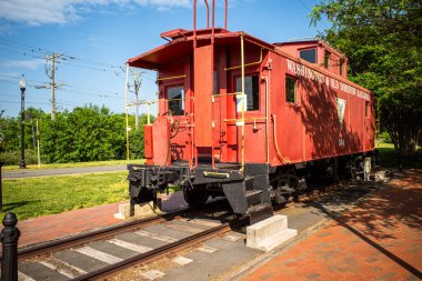 Zamanda geriye doğru adım atan Herndon, Virginia büyüleyici bir manzara sergiliyor: Washington & Old Dominion Demiryolu 'ndan eski kırmızı bir lokomotif, ziyaretçileri nostaljik cazibesine davet ediyor..