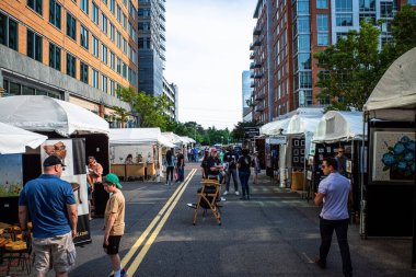 Reston, Virginia 'da ferahlatıcı bir bahar gününde, kendinizi bir sanat sergisinin canlı atmosferine daldırın, tezgahlarla ve insanlarla dolup taşın..