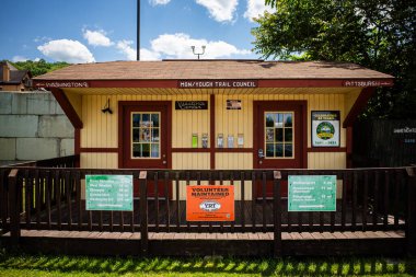 Pensilvanya 'daki Youghiogheny Nehri Patikası boyunca uzanan büyüleyici sarı tren istasyonu cesur kırmızı kapıları ve aydınlatıcı uzaklık tabelalarıyla ziyaretçileri sıcak bir şekilde karşılıyor..