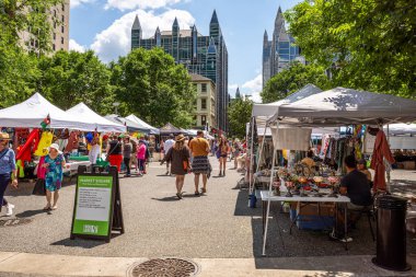 Güneşli bir yaz gününde Pittsburgh 'daki Pazar Meydanı insanlarla ve sokak satıcılarıyla hareketli bir atmosfer yaratıyor..
