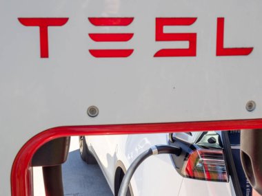 La Vale Maryland ABD-03 29 2024: Tesla Supercharger 'da beyaz bir araba şarj ediliyor.