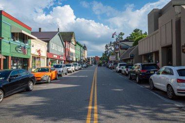 Lake Placid şehir merkezindeki ana cadde, New York 'un kuzeyinde, güneşli bir gökyüzü altında parlıyor, bu güzel kasabanın cazibesini ve canlılığını yakalıyor..