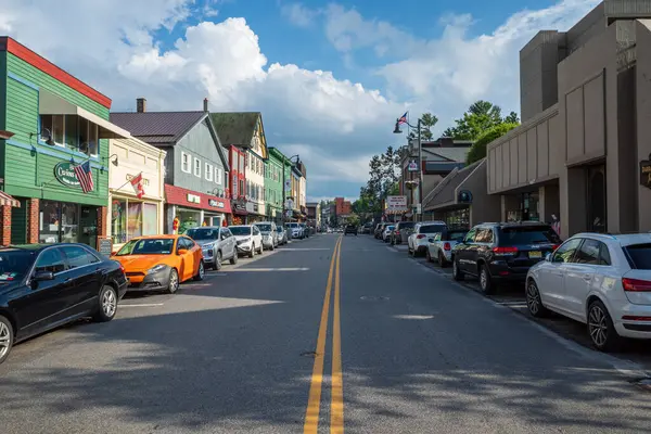 Lake Placid şehir merkezindeki ana cadde, New York 'un kuzeyinde, güneşli bir gökyüzü altında parlıyor, bu güzel kasabanın cazibesini ve canlılığını yakalıyor..