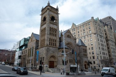 Montreal, Kanada 'nın merkezindeki Salle Bourgie Salonu' nun heybetli cephesi, insanlar geçerken kendilerini canlı sokak yaşamına daldırarak hayranlık uyandırıyor..