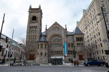 Montreal, Kanada 'nın merkezindeki Salle Bourgie Salonu' nun heybetli cephesi, insanlar geçerken kendilerini canlı sokak yaşamına daldırarak hayranlık uyandırıyor..