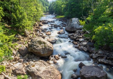 Huzurlu Ausable Nehri, New York 'taki Lake Placid ve Whiteface Dağı' na yakın Wilmington yakınlarındaki doğal güzelliklerle çevrili ipek gibi pürüzsüz bir yüzeyle akar..