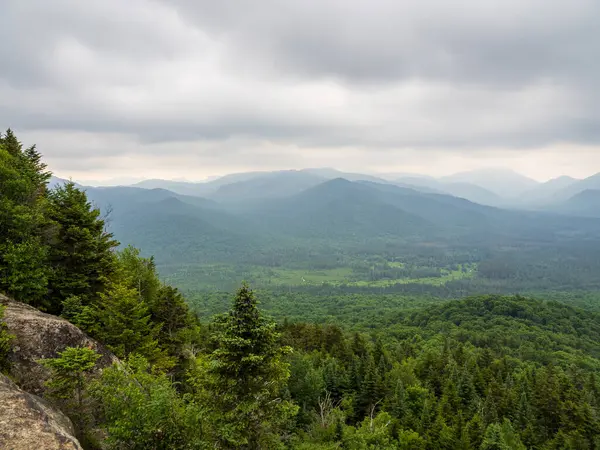 Gözler dağının zirvesinde. Van Hoevenberg, uçsuz bucaksız Adirondack Dağları 'nı sisli bir sis kaplıyor ve New York' un Placid Gölü yakınlarındaki el değmemiş vahşi doğasının güzelliğini gözler önüne seriyor..