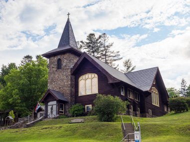 New York, Placid Gölü 'ndeki Aziz Eustace Piskoposluk Kilisesi' nin dingin güzelliğini deneyimleyin. Adirondack 'lerin arasında ebedi bir inanç sembolü.