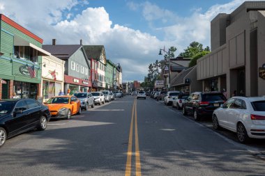 New York, Placid Gölü 'ndeki ana caddede dolaşın. Sıcak yaz güneşinin tadını çıkarın. Ve bu güzel kasabanın ışıltılı cazibesinin..