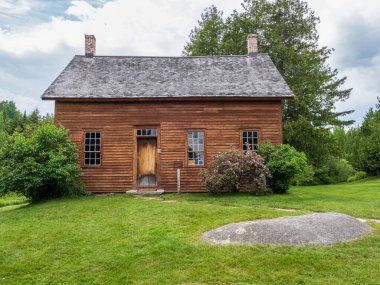 John Brown Çiftliği, New York Placid Gölü 'nde yemyeşil bir çimenliğin ortasında gururla duruyor. Amerikan tarihine ve pastoral güzelliğe huzurlu bir bakış sunuyor..