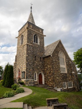 New York, Placid Gölü 'ndeki Adirondack Cemaati Kilisesi' nin huzur veren güzelliğini keşfedin. Ayna Gölü ve görkemli Adirondack Dağları 'nın nefes kesici manzarası..