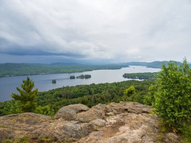 Rocky Dağı 'nın zirvesinden, New York' un doğal güzelliğinin nefes kesici manzarasını sunan, Adirondacks 'ın uçsuz bucaksız çöllerinde kaybolan Dördüncü Göl' e bakın..