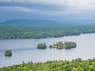 Adirondack Dağları New York 'taki Rocky Mountain Trail' in zirvesine yaklaşırken, 4. Gölü üzerindeki Dolar ve Cedar Adası üzerindeki sakin geceye tanık olun..