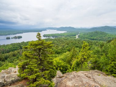 Rocky Dağı 'nın zirvesinden, New York' un doğal güzelliğinin nefes kesici manzarasını sunan, Adirondacks 'ın uçsuz bucaksız çöllerinde kaybolan Dördüncü Göl' e bakın..