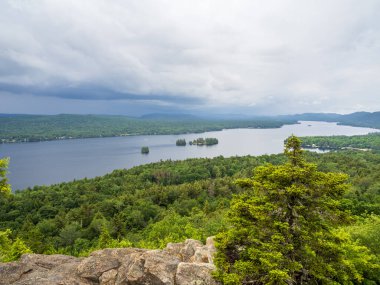 Rocky Dağı 'nın zirvesinden, New York' un doğal güzelliğinin nefes kesici manzarasını sunan, Adirondacks 'ın uçsuz bucaksız çöllerinde kaybolan Dördüncü Göl' e bakın..