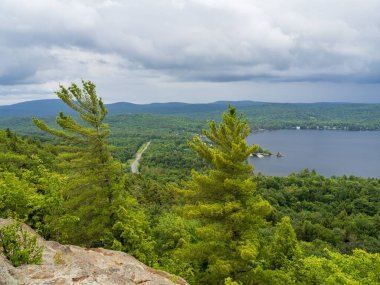 Rocky Dağı Yolu 'nun zirvesinden Dördüncü Gölü' nün nefes kesici doğu yakasına bakın. New York 'un çarpıcı Adirondacks' ları arasında 28 numaralı yol kıvrılıyor..