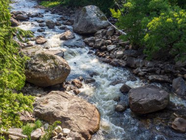 Huzurlu Ausable Nehri Wilmington, Whiteface Dağı ve New York 'un kuzeyindeki Lake Placid yakınlarındaki kayalardan ve ağaçlardan oluşan sakin bir araziden akar...