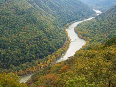 New River Vadisi Ulusal Parkı, Batı Virginia 'daki Grandview Rim' in nefes kesici manzarası canlı sonbahar renklerinin ve engebeli manzaranın doğal güzelliğini gözler önüne seriyor..
