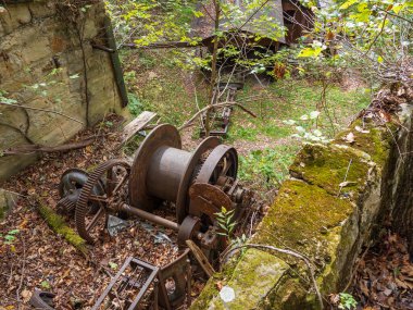 Batı Virginia 'daki New River Gorge Ulusal Parkı' ndaki terk edilmiş Nuttalburg kömür madenindeki makinelerin karmaşık detayları bölgenin madencilik endüstrisinin tarihini ortaya çıkarıyor..