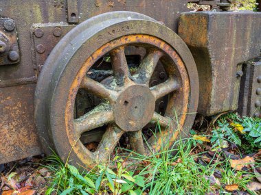 New River Gorge Ulusal Parkı 'ndaki terk edilmiş Nuttalburg kömür madeninde demiryolu taşıma tekerinin detaylı işçiliği Batı Virginia' daki kömür madenciliğinin geçmişinin çarpıcı bir kanıtı olarak duruyor..