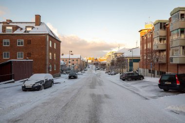Central Hassleholm sokağı karla kaplı, parlak, açık bir kış gökyüzünün altında parlıyor.