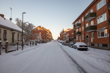 Central Hassleholm sokağı karla kaplı, parlak, açık bir kış gökyüzünün altında parlıyor.