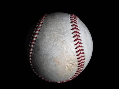 Yandan görülen tek bir beyzbol topu, derin siyah bir arkaplanda izole edilmiş, dokusunu, dikişini ve zamansız tasarımını vurguluyor..