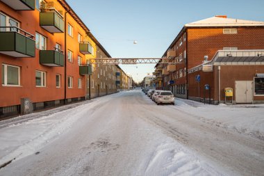 Central Hassleholm sokağı karla kaplı, parlak, açık bir kış gökyüzünün altında parlıyor.