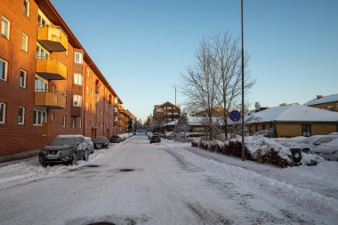 Central Hassleholm sokağı karla kaplı, parlak, açık bir kış gökyüzünün altında parlıyor.