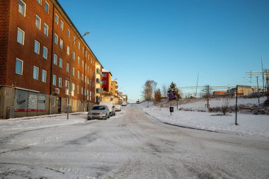 Central Hassleholm sokağı karla kaplı, parlak, açık bir kış gökyüzünün altında parlıyor.
