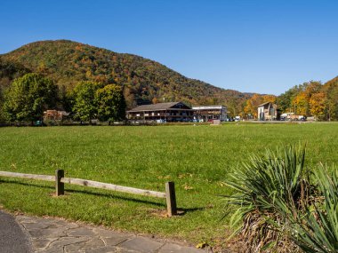 Batı Virginia 'nın Seneca Kayalıkları köyü, sıcak güneş ışığıyla güneşleniyor, Discovery Center' dan göz kamaştırıcı bir manzara sunuyor, dağlar parlak sonbahar renkleriyle parlıyor..