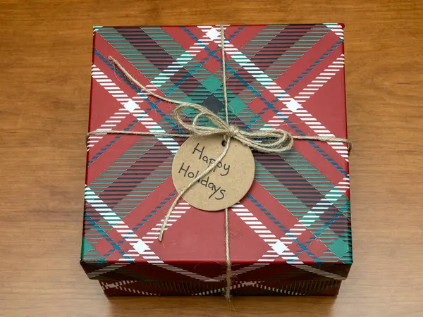 Kırsal sicimle süslenmiş çarpıcı kırmızı ekose bir hediye kutusu ve 