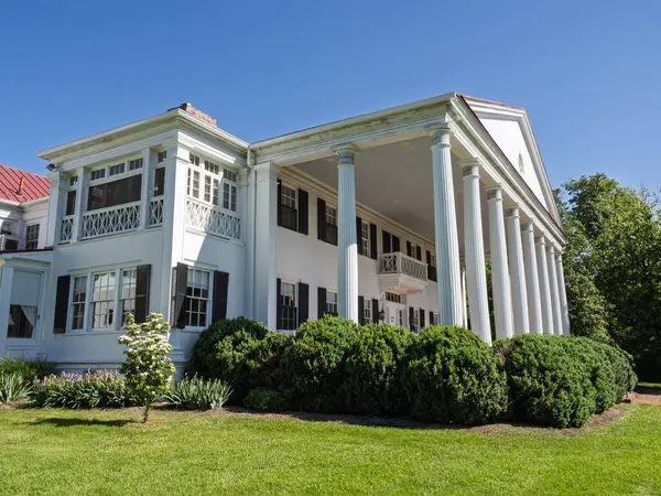 Rosemont Malikanesi 'nin pitoresk bir yan görünüşü klasik beyaz sütunlarını ve geleneksel Güneyli mimarisini vurguluyor