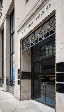 Pittsburgh şehir merkezindeki tarihi yatırım binasının büyük girişi dekoratif mimari detaylar ve tabelalar sergileniyor..