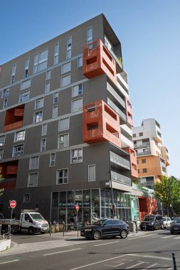 Modern konut binalarına ve Saint-Ouen, Fransa 'da bir sokağa bakış açısı, kentsel yaşam ve çevre yeşillikleri gözler önüne seriyor.