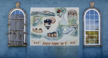 Yerel tarihi ve Paw Paw, Batı Virginia 'nın iki eşsiz penceresiyle çerçevelenmiş simgelerini gösteren canlı bir duvar resmi..